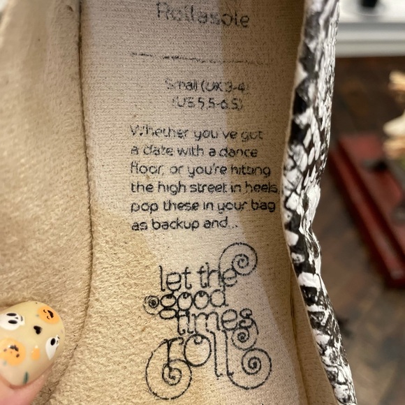 Women’s snakeskin foldable flats, with storage bag. Size Small (5.5-6.5). - Picture 5 of 6